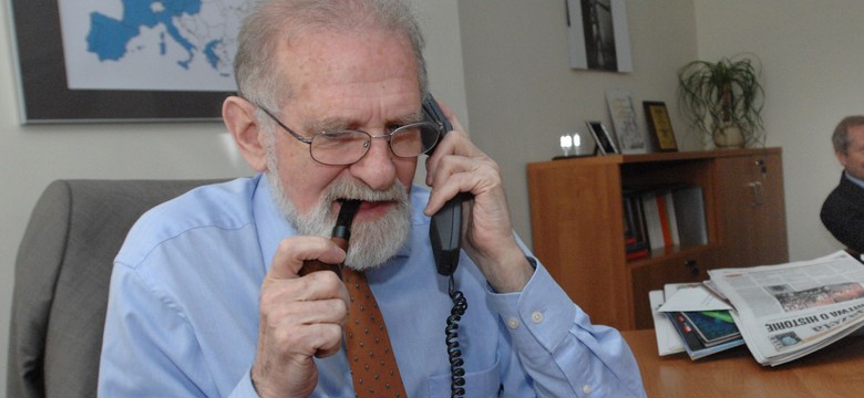 Wykreślić, wyrzucić, zmienić. IPN cenzuruje tablicę upamiętniającą prof. Geremka