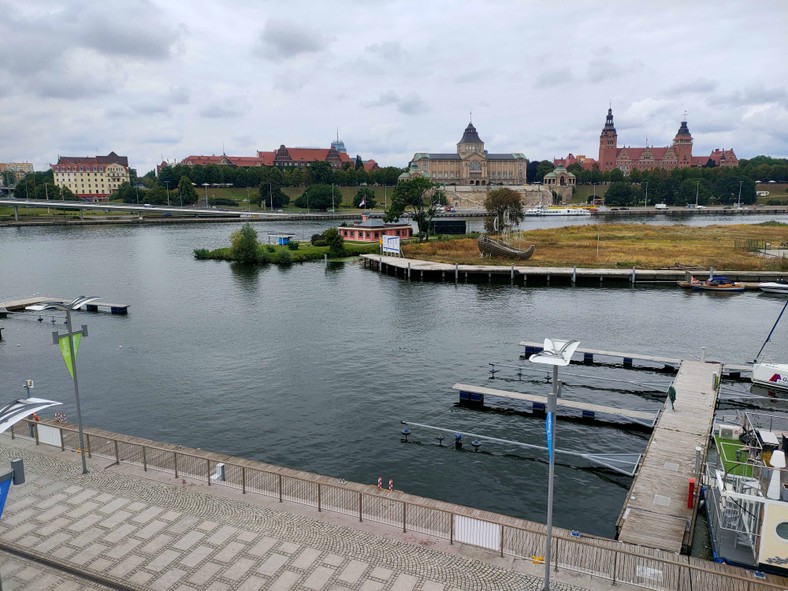 Śródmiejski odcinek Odry w Szczecinie. Wciąż widać śnięte ryby