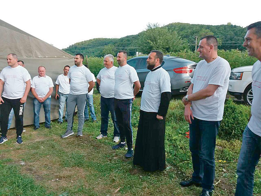 prilički sveštenik pokrenuo je akciju gradnje kuće siromašnoj porodici, obezbedio je protezu bolesnoj devojci...
