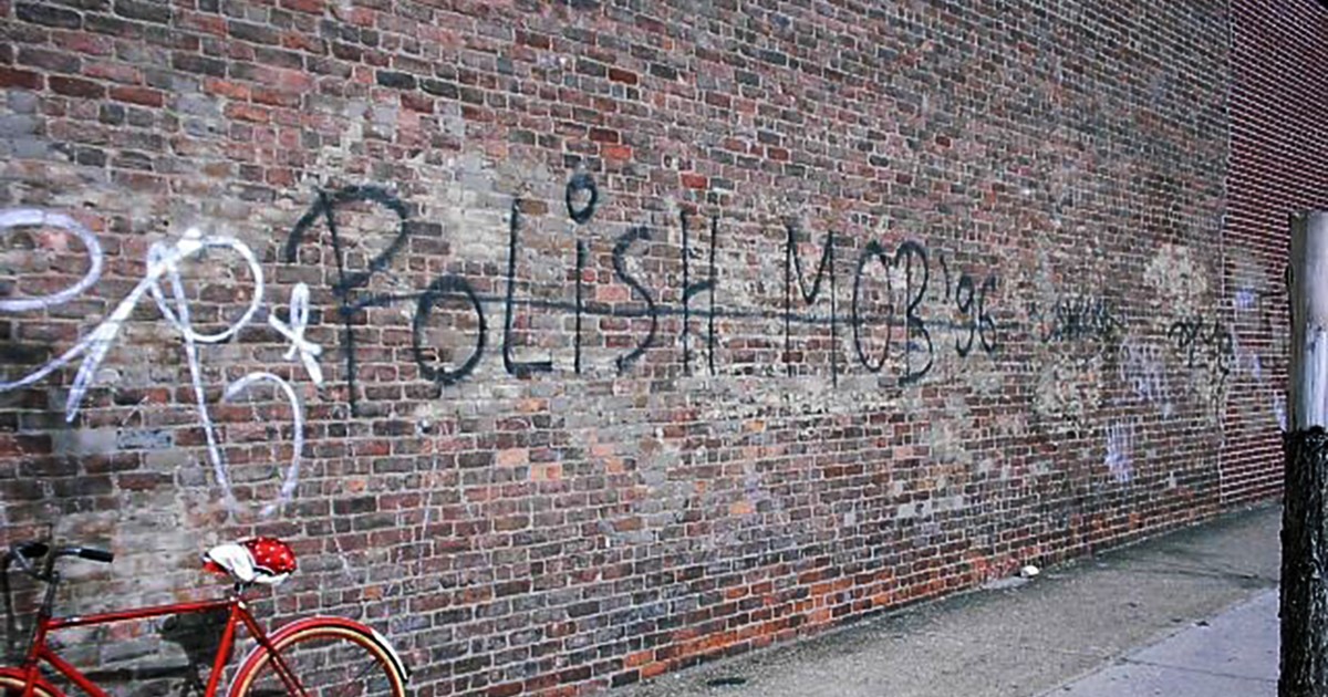 Mafia przy pomniku Popiełuszki