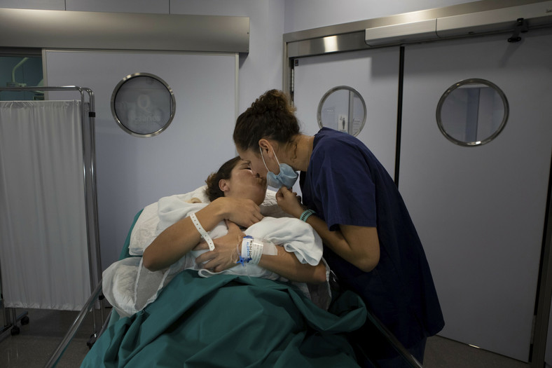 Jolanta Ogar-Hill i jej żona doczekały się córki. Zdjęcia jeszcze w szpitalu zrobił profesjonalny fotograf Francisco Ubilla