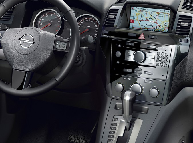 W środku fortepianowy lakier dla wersji Cosmo