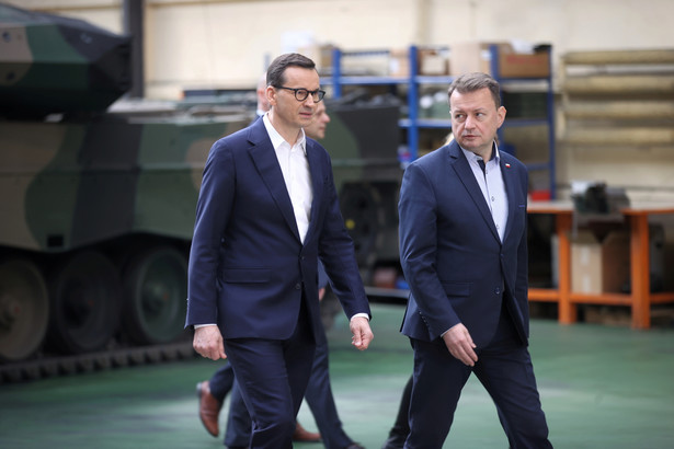 Premier Mateusz Morawiecki (L) i wicepremier, minister obrony narodowej Mariusz Błaszczak (P)