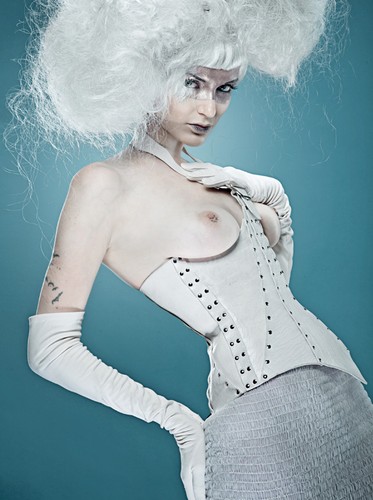 Takich gorsetów jeszcze nie widzieliście. Antiseptic Fashion szokuje niebanalnymi krojami oraz odważną stylizacją