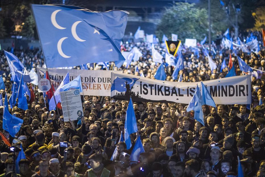 Törökországi tömegtüntetés a muszlim ujgur kisebbséggel szembeni kínai bánásmód ellen Isztambulban 2019. december 20-án. / MTI/EPA/Tolga Bozoglu