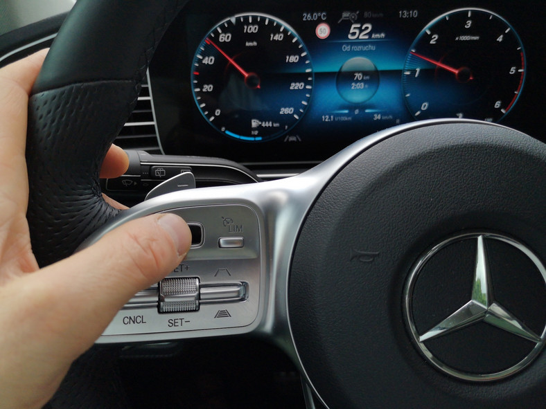 Mercedes GLE SUV 300d 4Matic: gładziki na kierownicy do sterowania wyświetlaczem – niektórzy znają to za bardzo średni pomysł