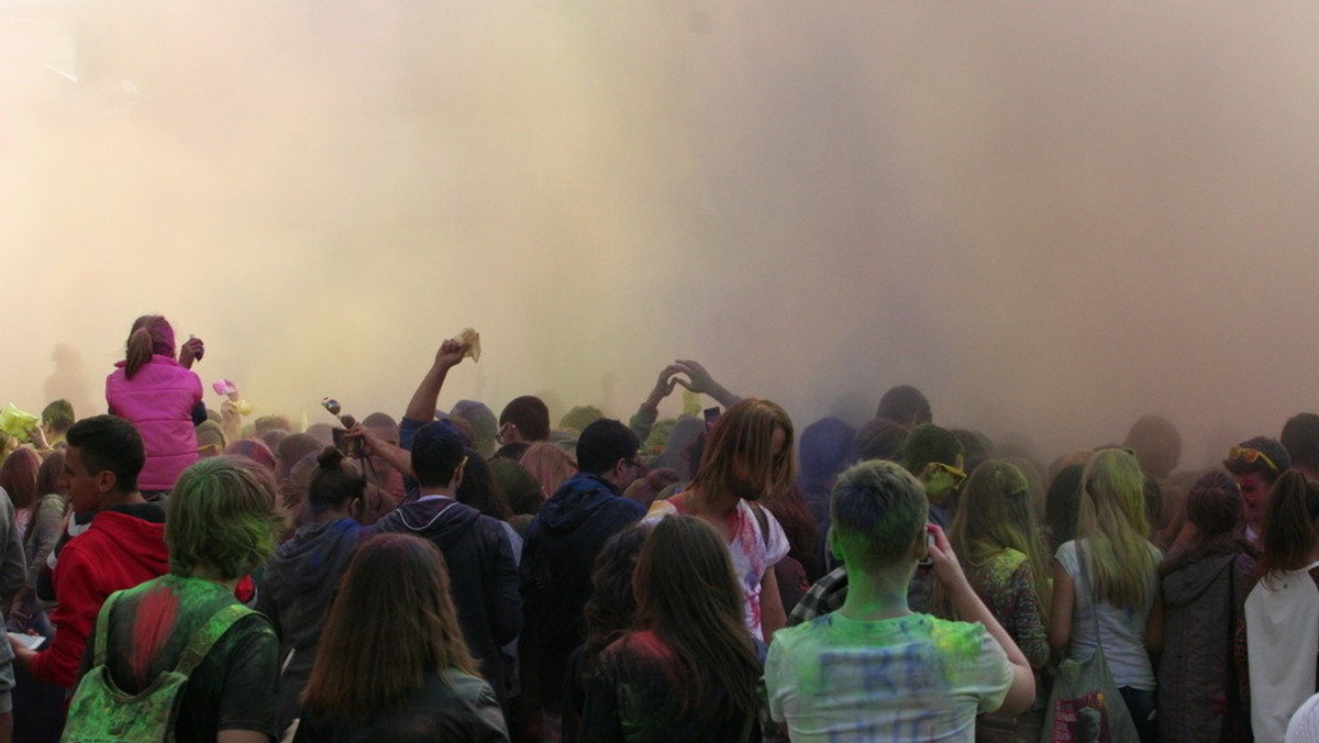 Tłumy łodzian przyszły na teren dawnej fabryki Józefa Johna przy ul. Piotrkowskiej 217, gdzie odbyła się łódzka edycja Festiwalu Kolorów. Impreza polega na wyrzucaniu w powietrze przez setki ludzi różnokolorowych proszków, które tworzą wielką chmurę barw.