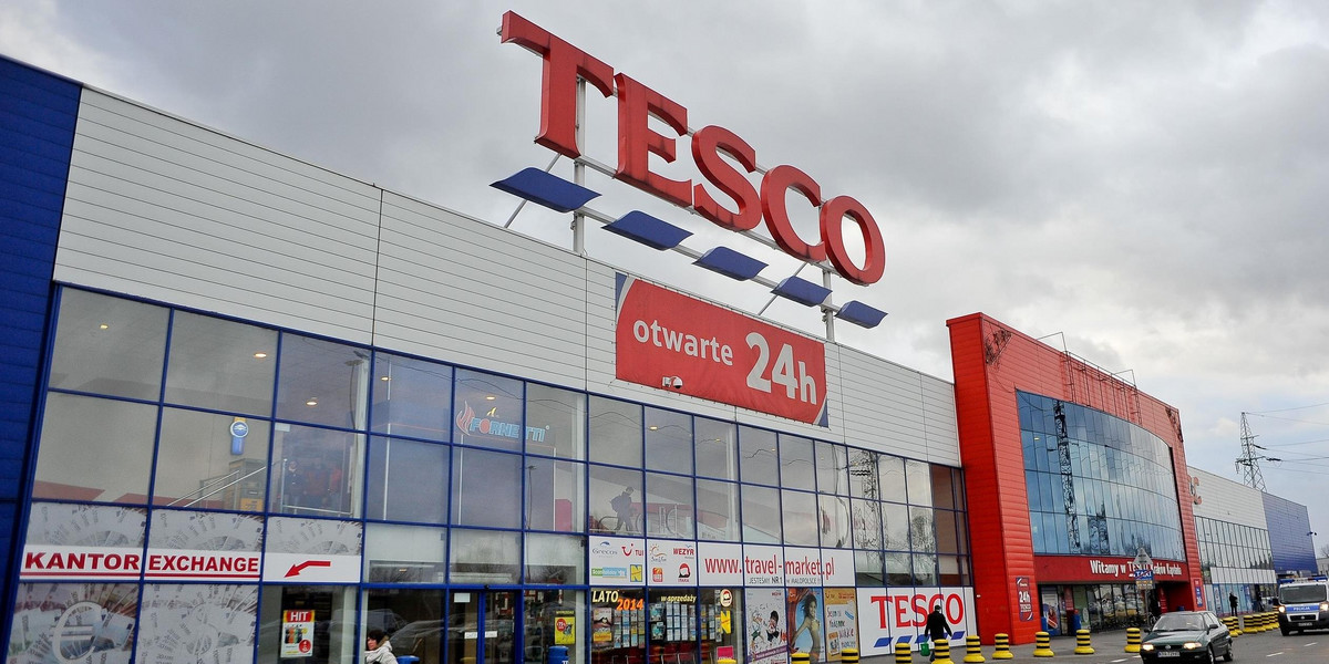 Tesco usuwa ważną informację z etykiet produktów. Powód zaskakujący