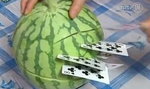 Chińczyk rzuca kartami w arbuza