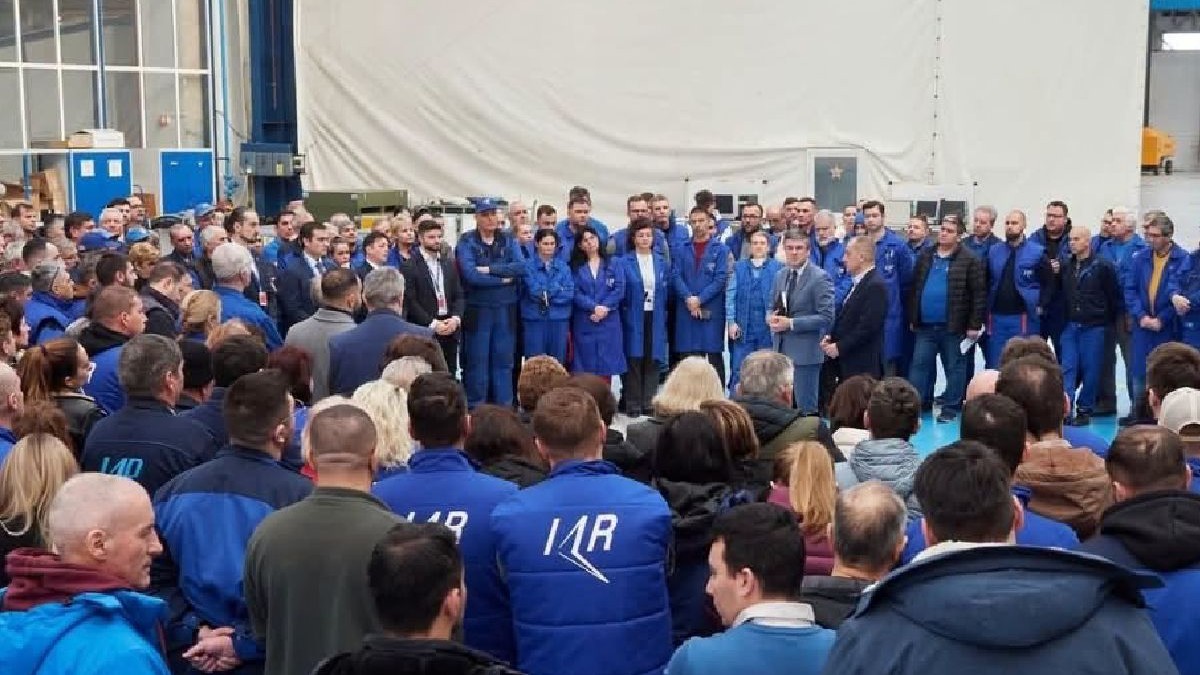 Indemnizații lunare mărite de peste 4 ori, de la 4.720 de lei la 20.400 de lei brut, pentru membrii CA al IAR Braşov. Decizia a luat-o ministrul interimar al Economiei, Irineu Darău