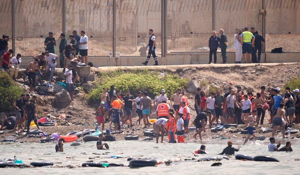 Migranti pokušavaju da pređu iz Maroka u špansku enklavu Seutu, Španija digla vojsku