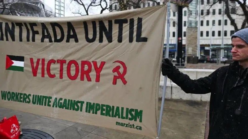 Aktivista u Edmontonu, Alberti, u Kanadi, drži transparent sa natpisom „Intifada do pobede" | Foto: Getty Images