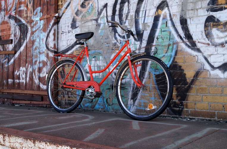 Rowery Romet. Mało kto wie, że ten kultowy prezent komunijny sprzedawany był także za granicę pod nazwą Universal.  Egzemplarze przeznaczone na eksport były często wyposażone znacznie lepiej niż te, które trafiały na rynek wewnętrzny. Rower Romet, Autor: Semmao, Wikimedia Commons