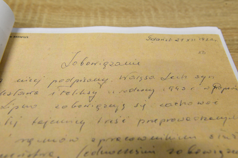 IPN udostępnił teczki tajnego współpracownika ps. Bolek, dotyczące Lecha Wałęsy. Dokumenty liczą ponad 750 stron, a wgląd do nich mają od dziś dziennikarze i naukowcy. Mogą zapoznać się z zawartością teczki osobowej i teczki pracy TW "Bolka" oraz listu, który w 1996 roku Czesław Kiszczak napisał do Dyrektora Archiwum Akt Nowych. 20 lat temu generał napisał, że współpraca Lecha Wałęsy z SB trwała do 1989 roku. Kiszczak stwierdził, że dokumenty powinny być zdeponowane właśnie w archiwum i poddane badaniom przez „poważnych” historyków - nie wcześniej niż w 5 lat po śmierci Wałęsy. Dziennikarze mogą filmować oraz fotografować przeglądane materiały. Możliwe jest również zamówienie ich kopii cyfrowych. Od środy wgląd w materiały będzie możliwy również w czytelniach w oddziałach i delegaturach Instytutu. ZOBACZ ZDJĘCIA