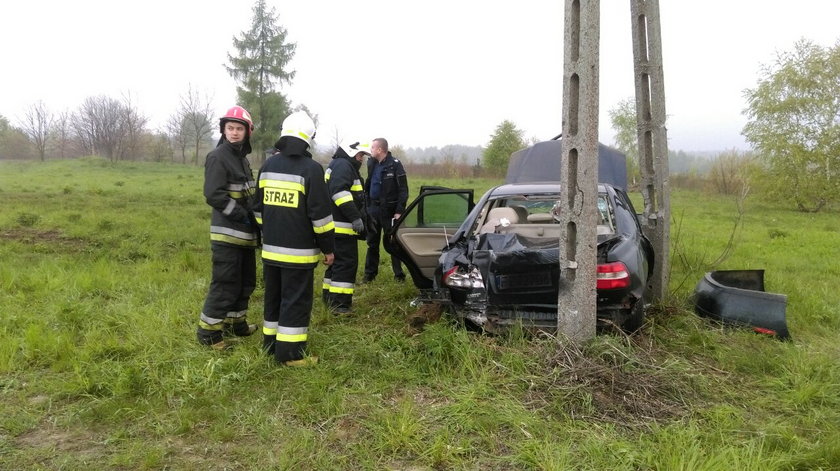 Śmierć niedaleko cmentarza. Auto uderzyło w słup