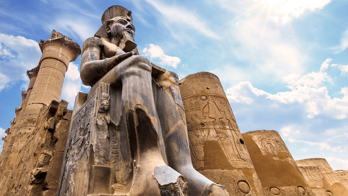Jedynym miejscem, z którego można było kiedykolwiek efektywnie zarządzać owymi Dwoma Krajami, jest punkt, gdzie Dolina otwiera się, przechodząc w Deltę, a ściślej biorąc ten właśnie obszar, w którego centrum znajduje się współczesny Kair. Dwadzieścia kilka kilometrów na południe od Kairu, na zachodnim brzegu Nilu, leżało zaś dawniej miasto Memfis, poprzednik Kairu i rzeczywista stolica starożytnego Egiptu przez większość z trzech tysięcy lat jego historii.