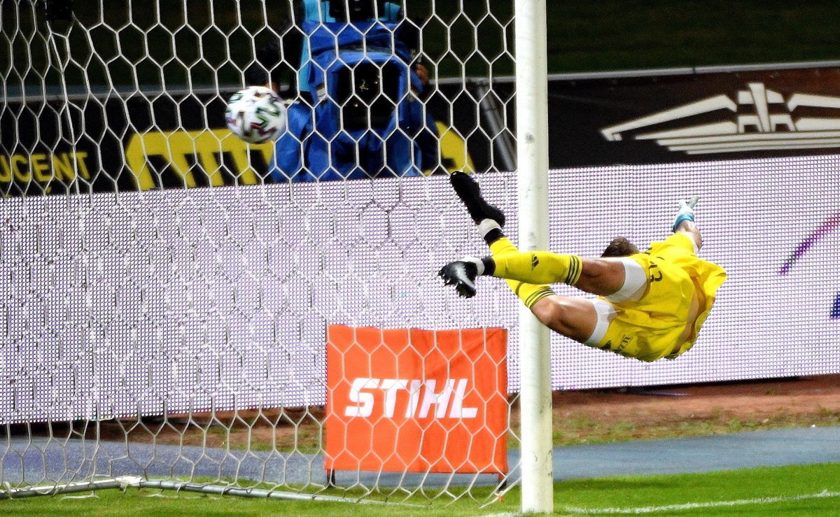 Bramkarz PGE FKS Stali Rafał Strączek (P) mija się z piłką po strzale Alasana Manneha z Górnika Zabrze