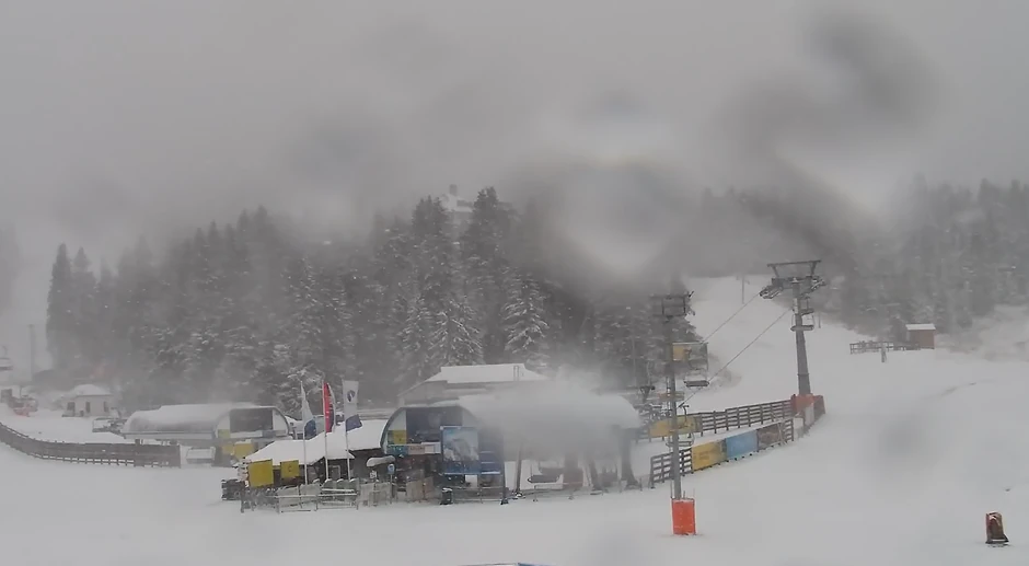 Sneg je pao na oduševljenje posetilaca ove planine