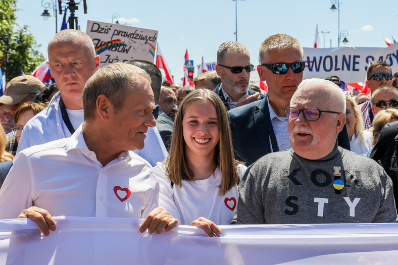 Donald Tusk i Lech Wałęsa podczas marszu 4 czerwca 2023 r.