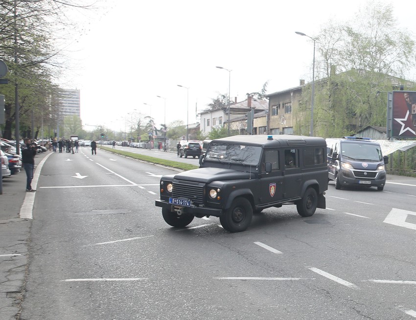 Policija je blokirala ulice oko suda dok je u pratnji žandarmerije dovezen optuženi Radomir Marković