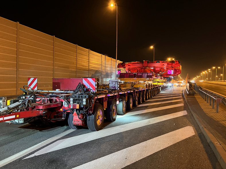 Transport gigantycznej maszyny TBM w Warszawie