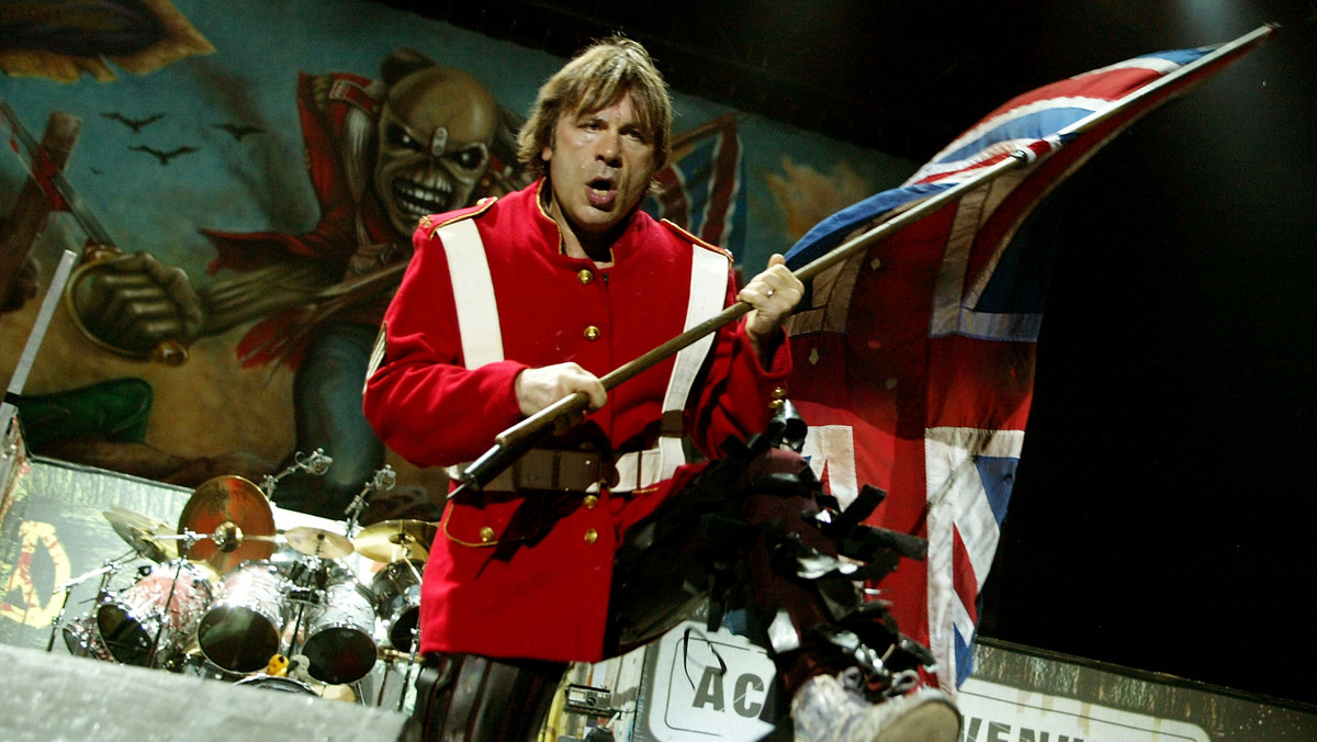 Mimo że dziś trudno wyobrazić sobie Iron Maiden bez Bruce'a Dickinsona, to brytyjski muzyk jest dopiero drugim wokalistą słynnego zespołu. 26 września 1981 roku wystąpił on po raz pierwszy ze swoimi nowymi kolegami, zastępując na tym stanowisku Paula Di'Anno. Mija właśnie 35 lat od tego historycznego dla muzyki gitarowej dnia. Prawdopodobnie jedyny metalowy muzyk, będący jednocześnie zawodowym pilotem, na dobre zadomowił się w Iron Maiden. Chociaż przez kilka lat grupa musiała sobie radzić bez jego wsparcia.