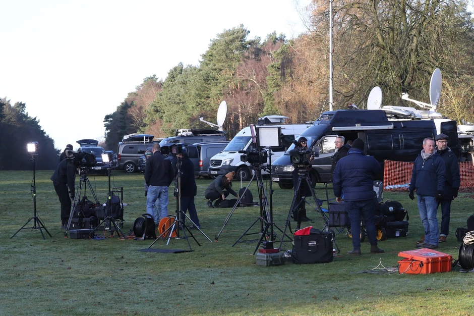 Televizijske ekipe ispred kraljevskog imanja na kojem se sastaje kraljica sa prinčevima