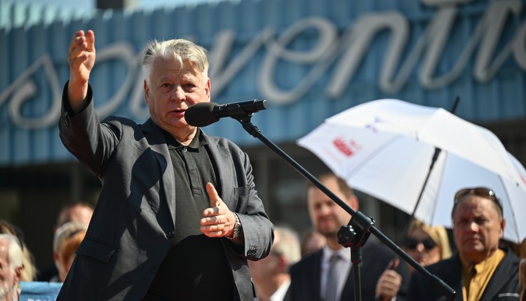 Niech pan usunie te bariery". Bogdan Borusewicz apeluje do Karola Nawrockiego