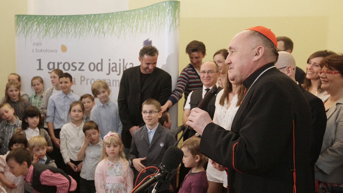 Wszelkiej radości, szczęścia, które "płynie z faktu, że jesteśmy odkupieni, że jesteśmy zaproszeni do nowego życia w Chrystusie" życzył metropolita warszawski, kardynał Kazimierz Nycz z okazji świąt wielkanocnych. Życzenia te kardynał przekazał w sobotę za pośrednictwem mediów.