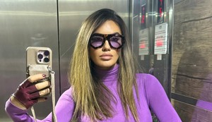 Sindi pozira u liftu