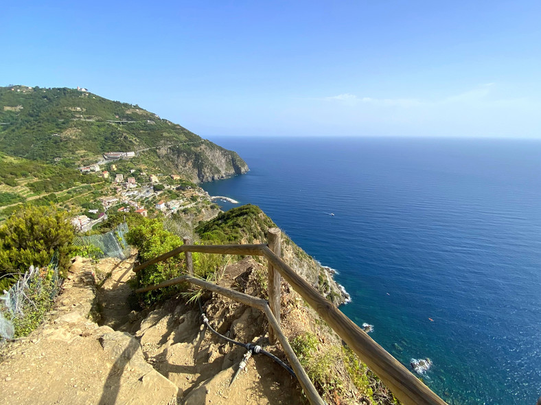 Widok na Riomaggiore ze szlaku via Beccara do Manaroli