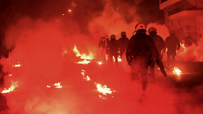 Elszabadult a pokol: lángokban állt Athén a meggyilkolt fiú miatt – fotók