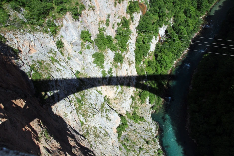 Most na Tari visok je oko 180 metara