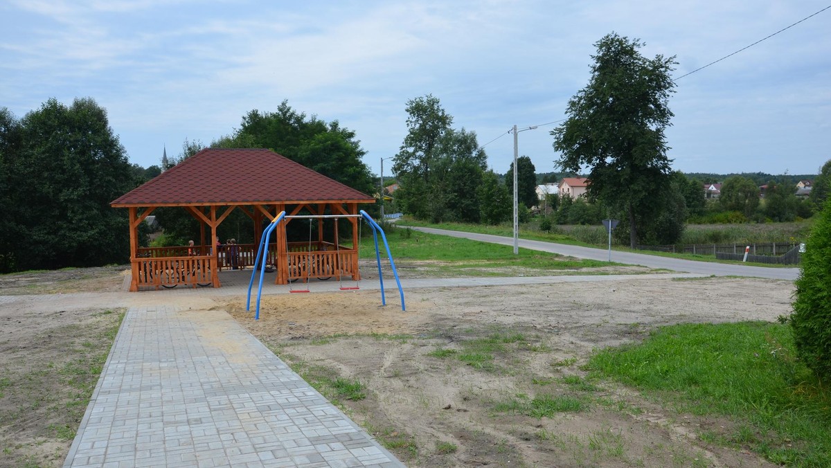 W Niekłaniu już powstała altanka, jako miejsce do integracji lokalnej społeczności. Podobna budowana jest w Komorowie. Obu towarzyszą elementy zabawowe dla najmłodszych mieszkańców wsi.