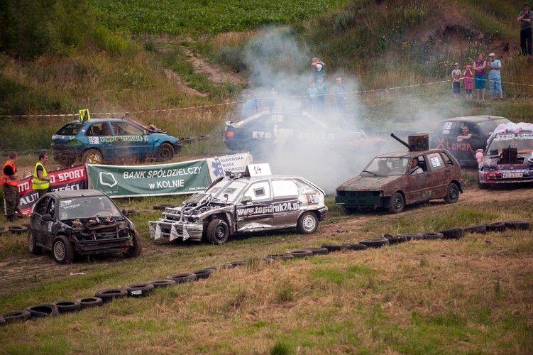 Te auta powinny być na złomie, ale ścigają się w Polskiej Lidze Wraków