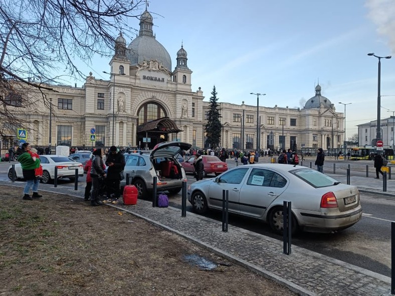 Polacy jeżdżą między Lwowem, a granicą, by ratować uchodźców