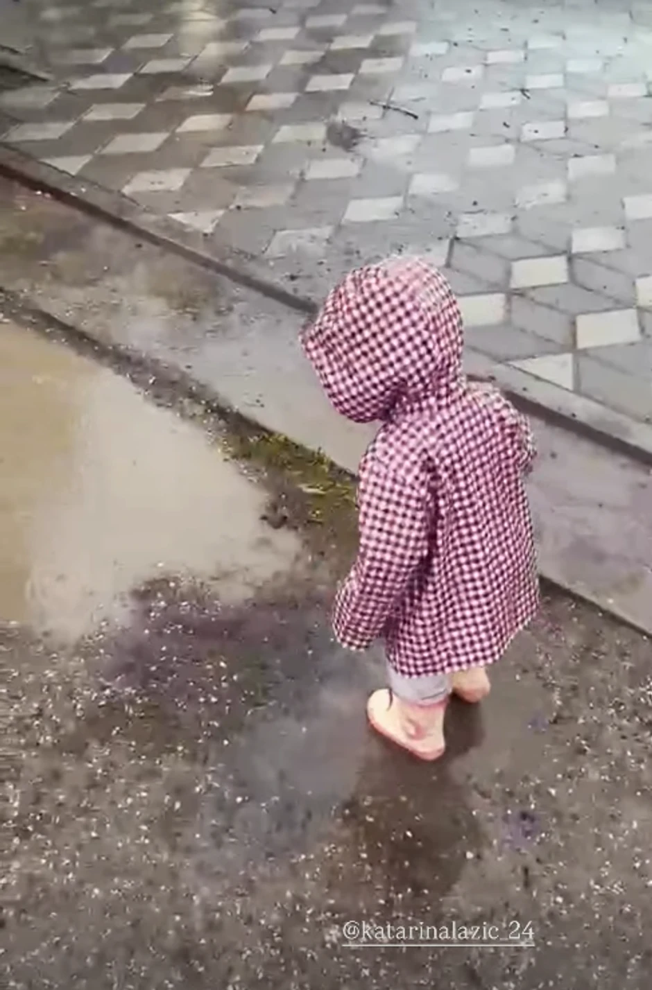 Darko se igra sa ćerkom u dvorištu kuće