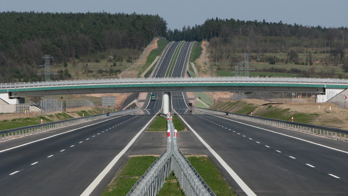 Ośmiu wykonawców złożyło oferty w przetargu na budowę odcinka drogi ekspresowej S7 od Skarżyska-Kamiennej do granicy województwa świętokrzyskiego i mazowieckiego. Wśród chętnych do realizacji inwestycji są firmy i konsorcja z Polski i zagranicy.