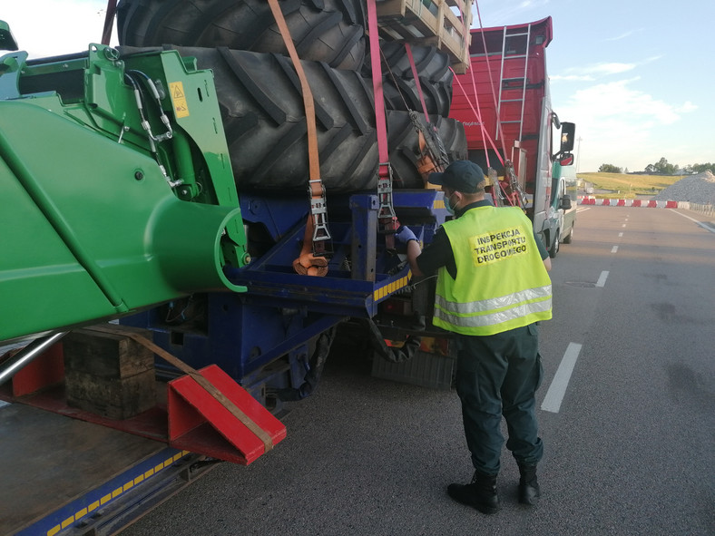 Transport kombajnu i opon z 12 mandatami