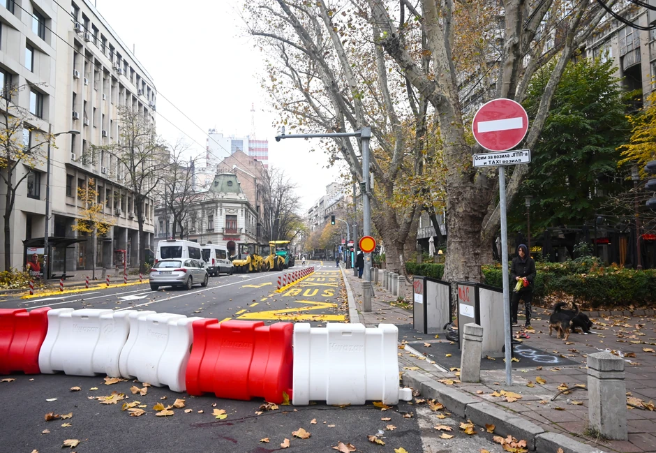 Na saobraćajnom znaku piše da je smer u Makedonskoj ka gradu zabranjen za sva vozila osim za vozila javnog gradskog prevoza i taksi vozila.