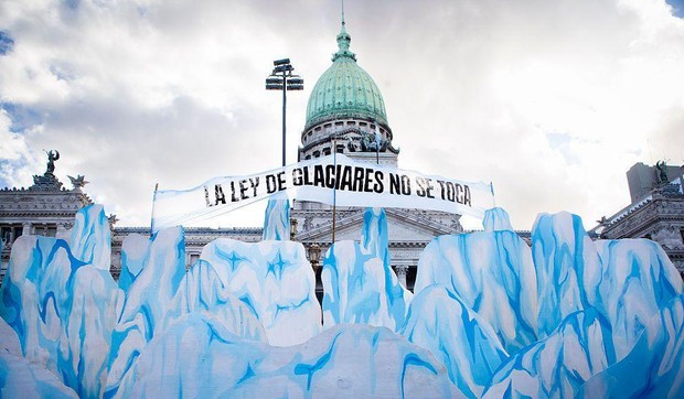 Demonstranti, koji su protestovali protiv zakona, držali su ispred kongresa transparent na kome je pisalo: "La Ley de Glaciares no se toca" - Držite ruke dalje od Zakona o glečerima | Foto: Getty Images
