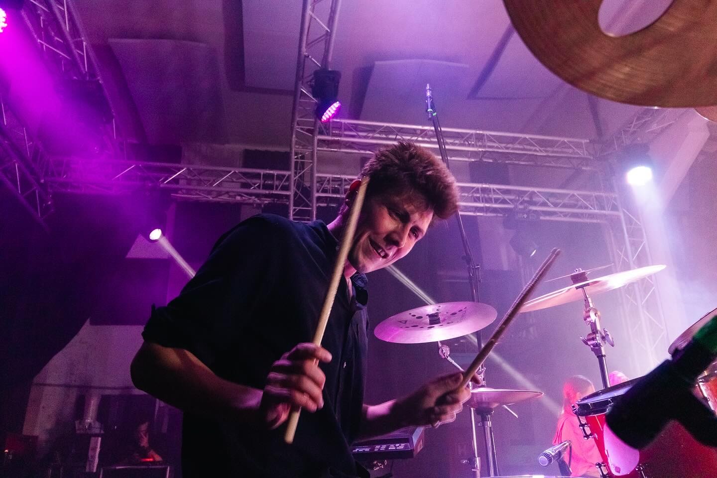 Český bubeník Adam Matýsek.