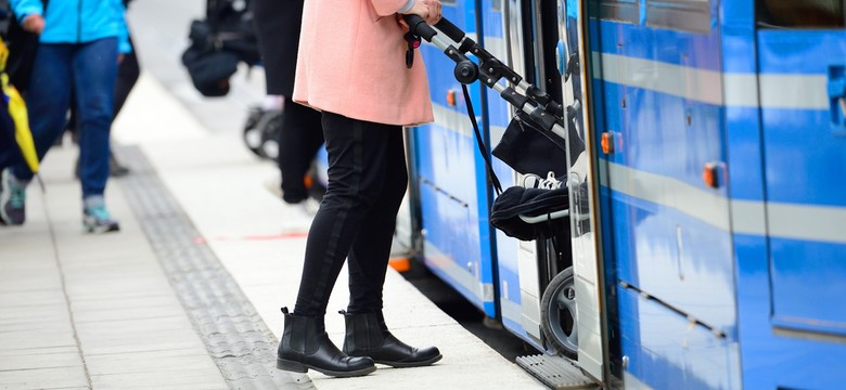 Pasażer na gapę wersja hard. Mężczyzna podróżował tramwajem, trzymając się... wycieraczki