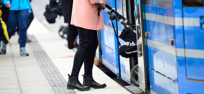 Pasażer na gapę wersja hard. Mężczyzna podróżował tramwajem, trzymając się... wycieraczki