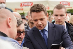 Trzaskowski dostanie podwyżkę. O ile wzrośnie pensja prezydenta Warszawy?