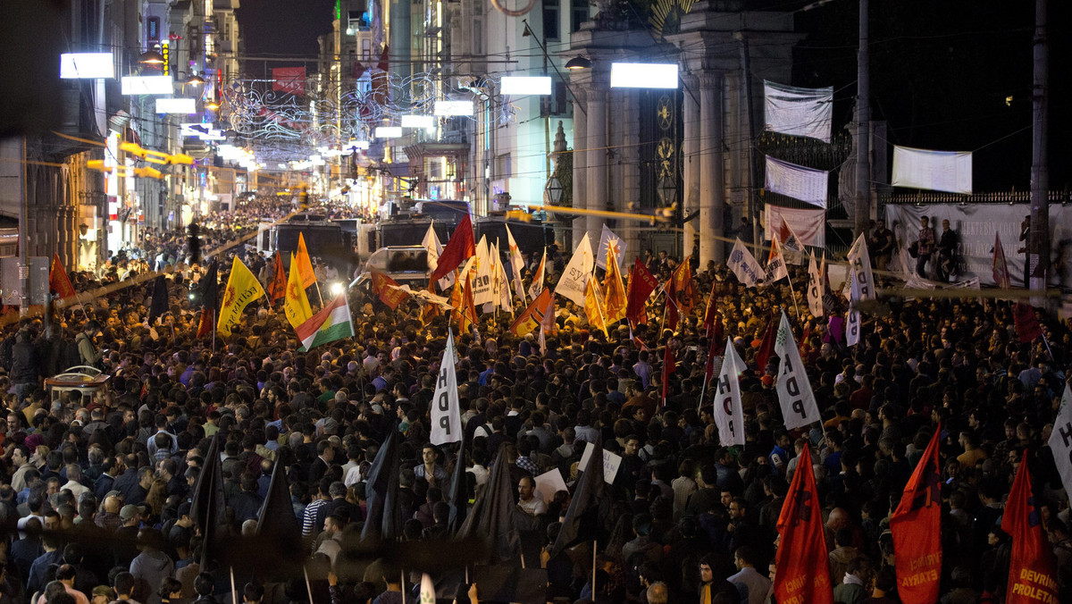 Do 97 wzrosła liczba zabitych w zamachu w Ankarze, przed początkiem pokojowej demonstracji działaczy prokurdyjskich - podała opozycyjna Ludowa Partia Demokratyczna (HDP). Około 10 tys. ludzi protestowało w Stambule przeciwko atakowi terrorystycznemu.