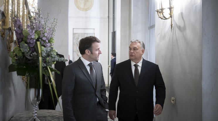 Emmanuel Macron francia köztársasági elnök (b) 2023. március 13-án fogadta a Orbán Viktor miniszterelnököt az Elysée-palotában  /Fotó: MTI/Miniszterelnöki Sajtóiroda/Benko Vivien Cher