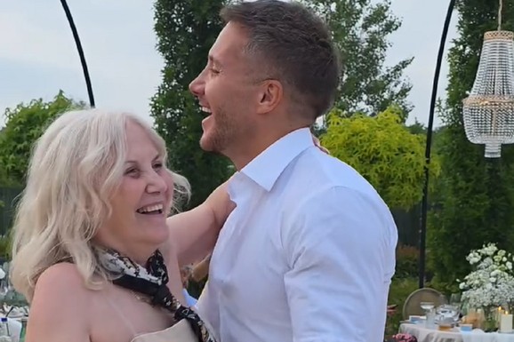 SAŠA KOVAČEVIĆ PLEŠE SA MAJKOM Scena na njegovoj svadbi razn