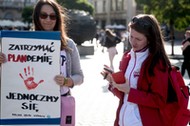 Protest na Rynku Głównym w Krakowie pod hasłem Zatrzymać plandemię. 