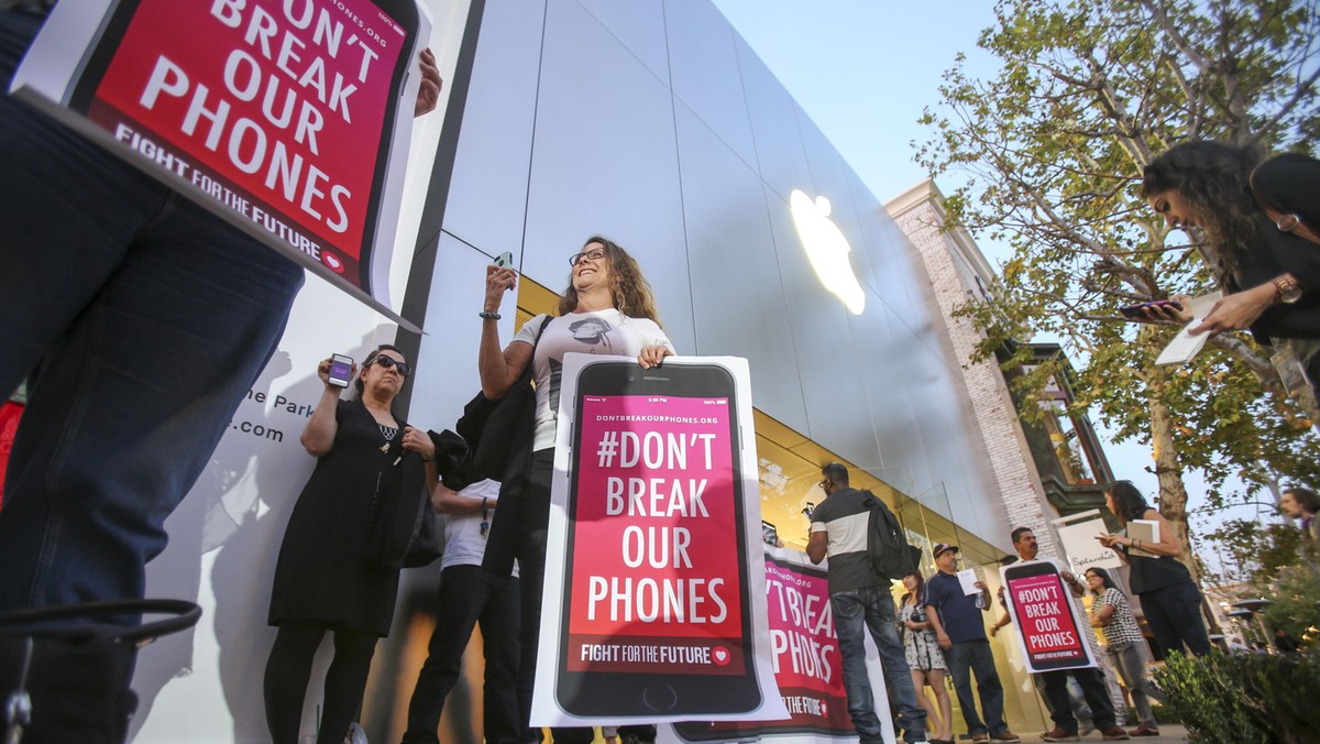 Rally in support of data privacy outside the Apple store